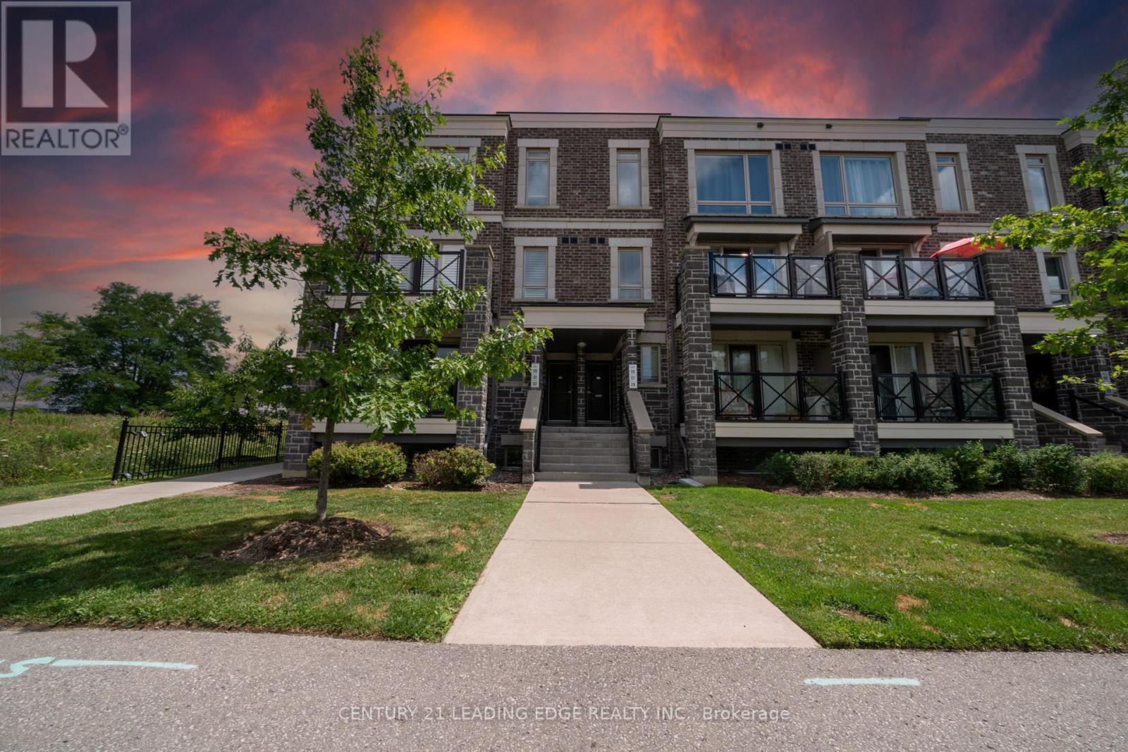132 2 Dunsheath Way, Markham, ON L6B 1N3