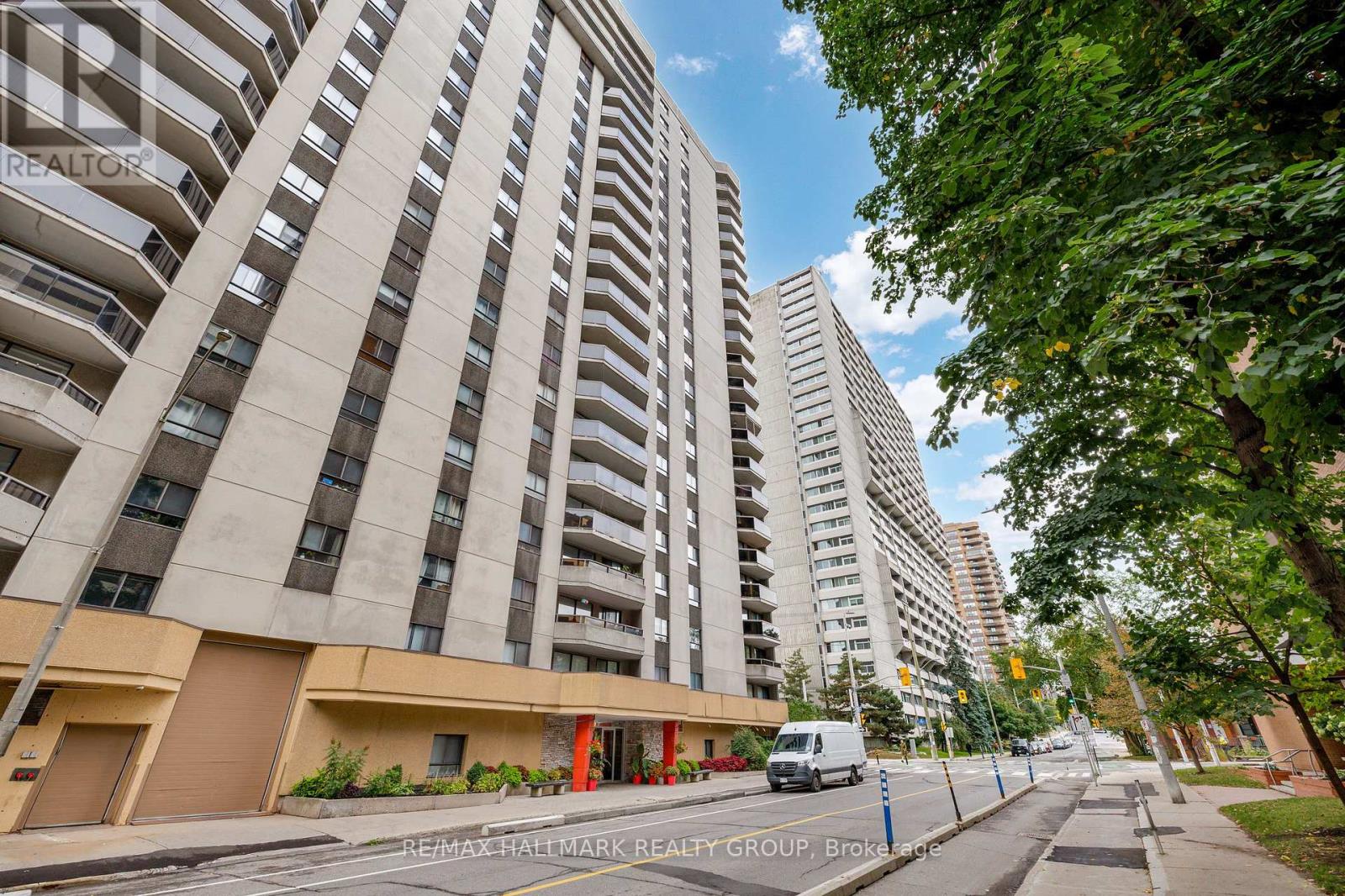 402 470 Laurier Ave W, Ottawa, ON K1R 7W9