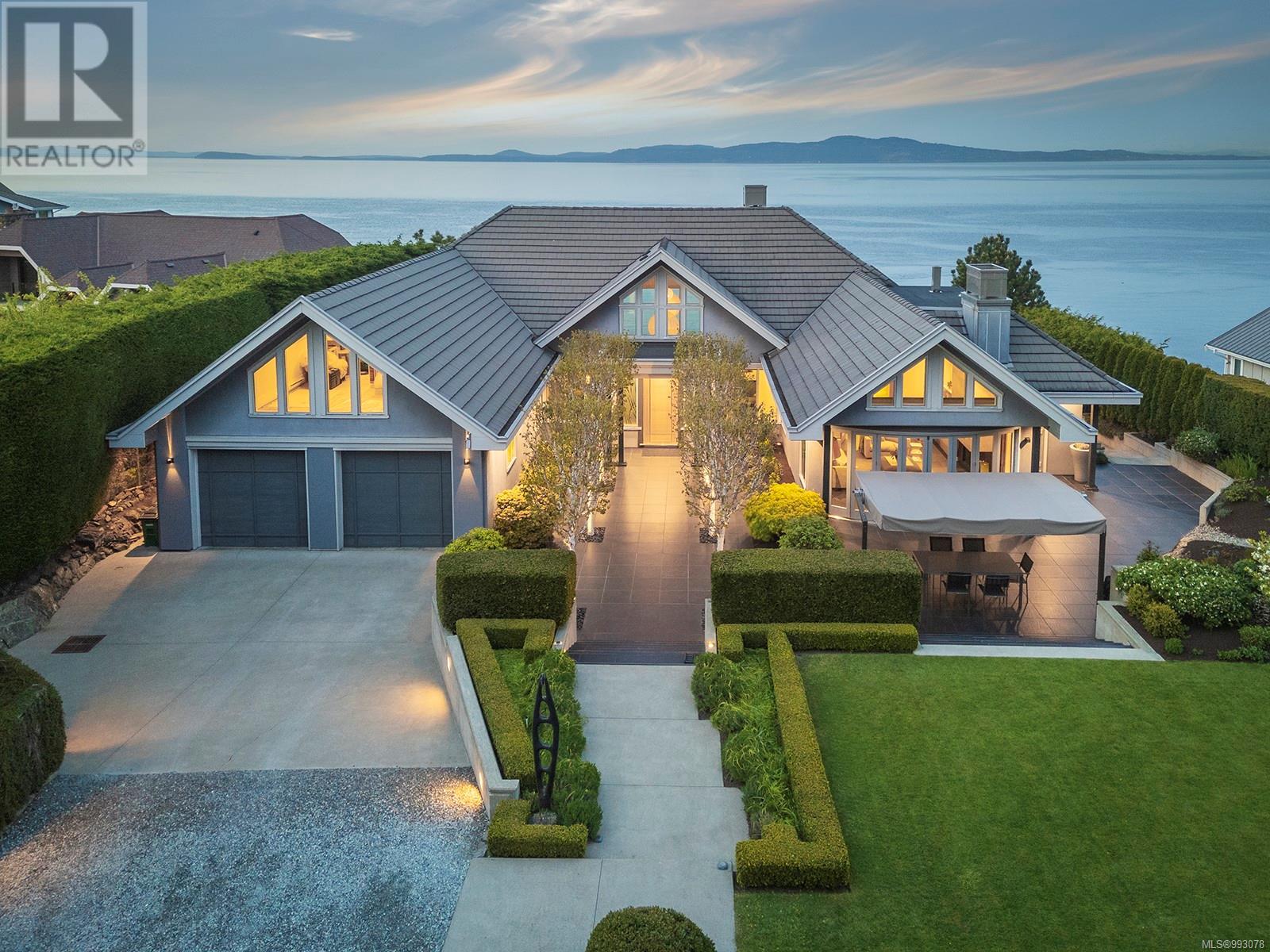 2950 Phyllis St, Saanich, BC V8N 1Z1