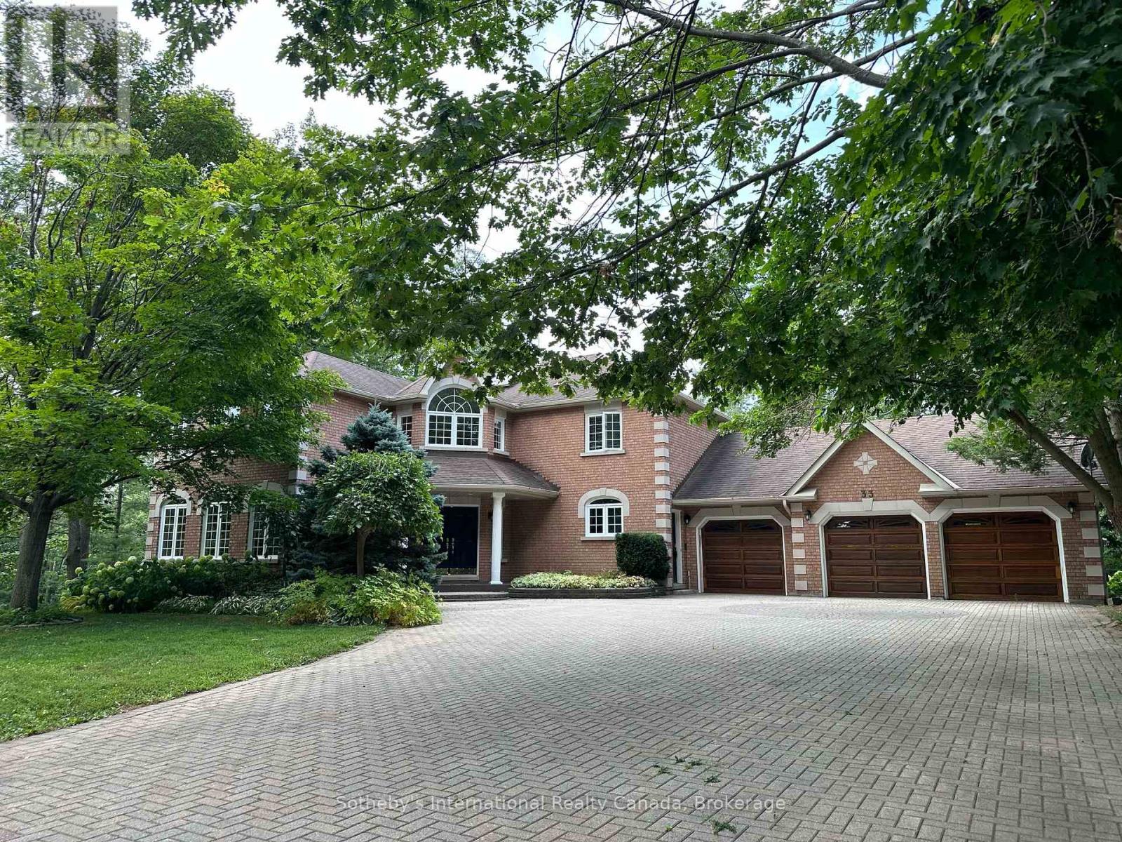 33 Edgecombe Ter, Springwater, ON L4N 7K9