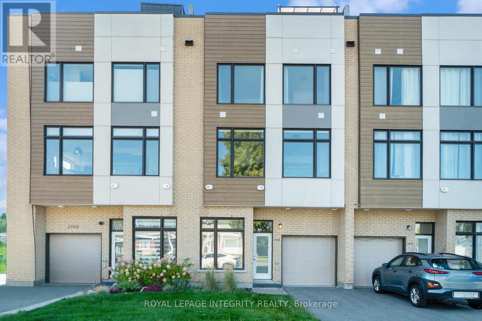 2704 Draper Ave, Ottawa, ON K2H 0C4