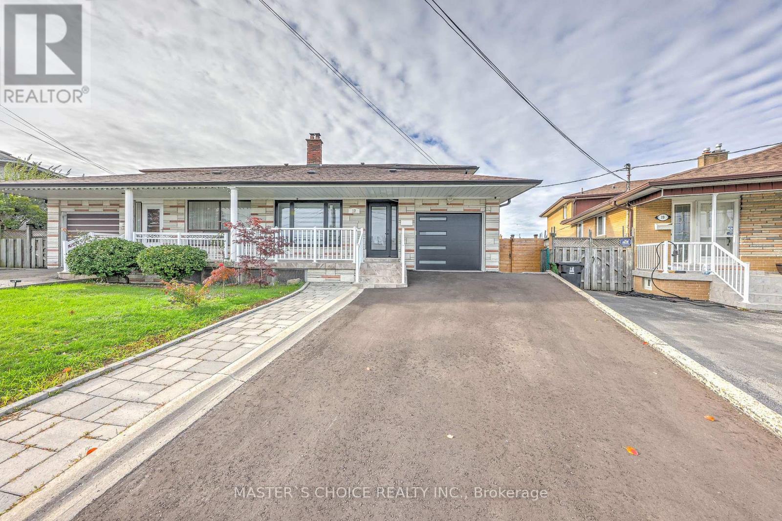 17 Slater Ct, Toronto, ON M3L 1R4