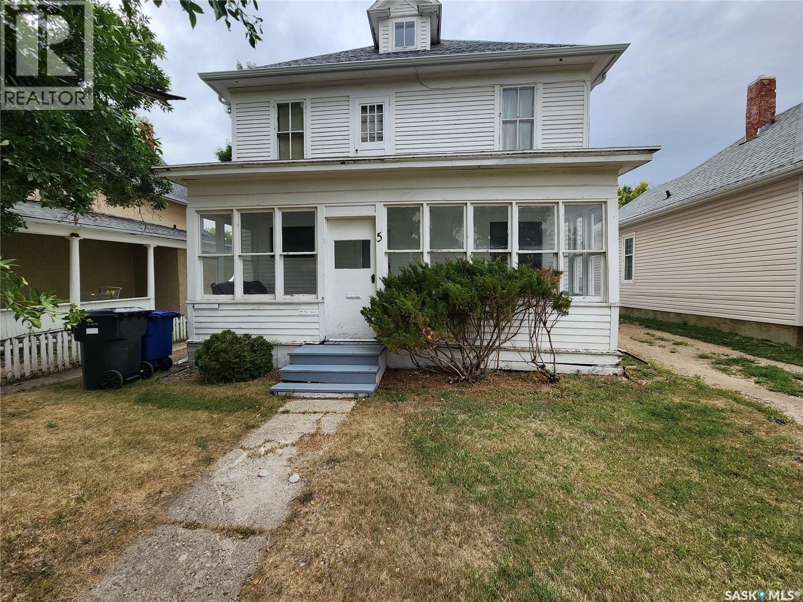 5 Prairie Ave, Weyburn, SK S4H 0K9
