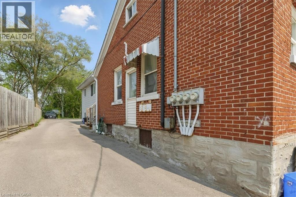 839 Stirling Ave S, Kitchener, ON N2M 3K4