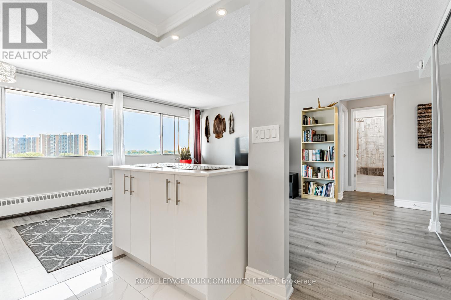 912 10 Sunny Glenway, Toronto, ON M3C 2Z3