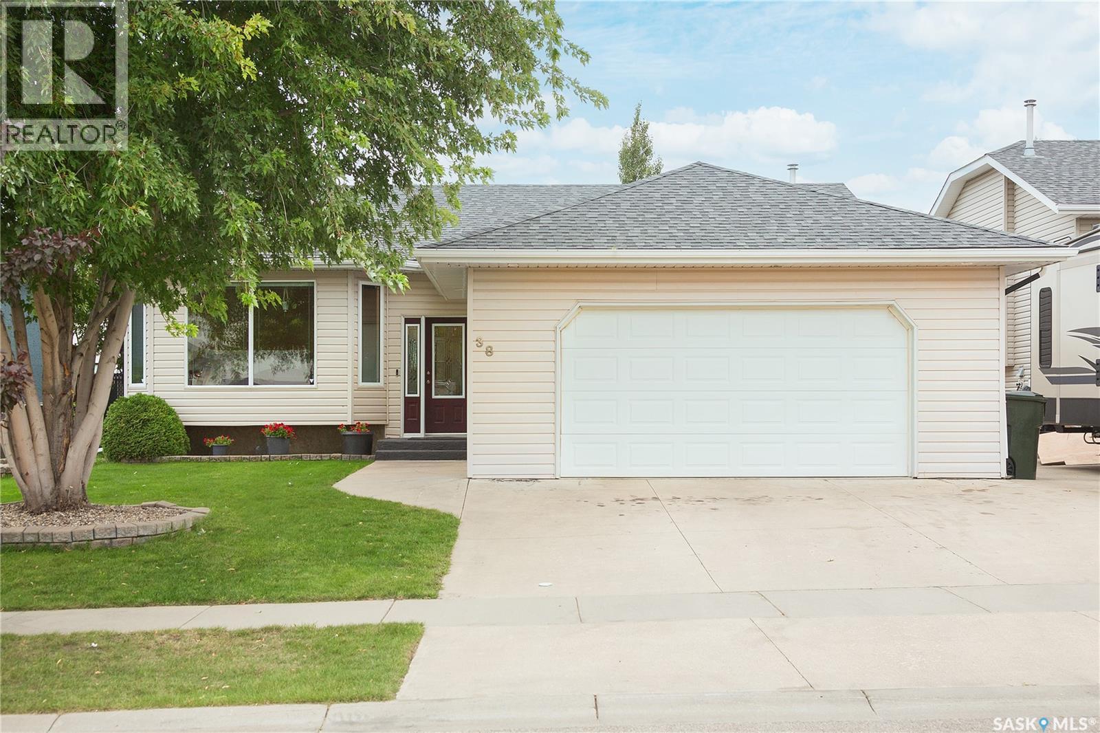 38 Longpre Cres, Prince Albert, SK S6X 1C6