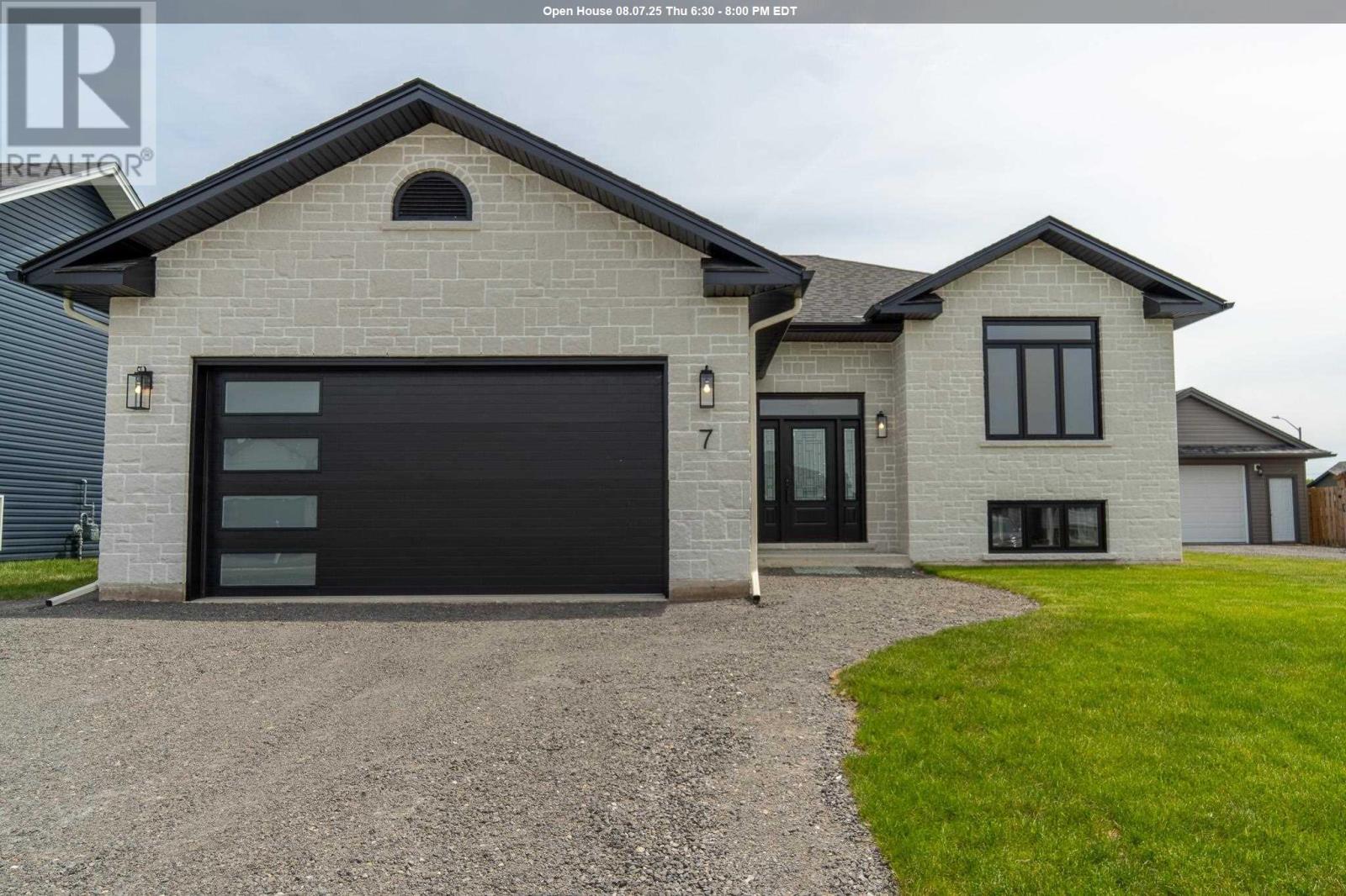 7 Noah Dr, Sault Ste. Marie, ON P6C 6E6