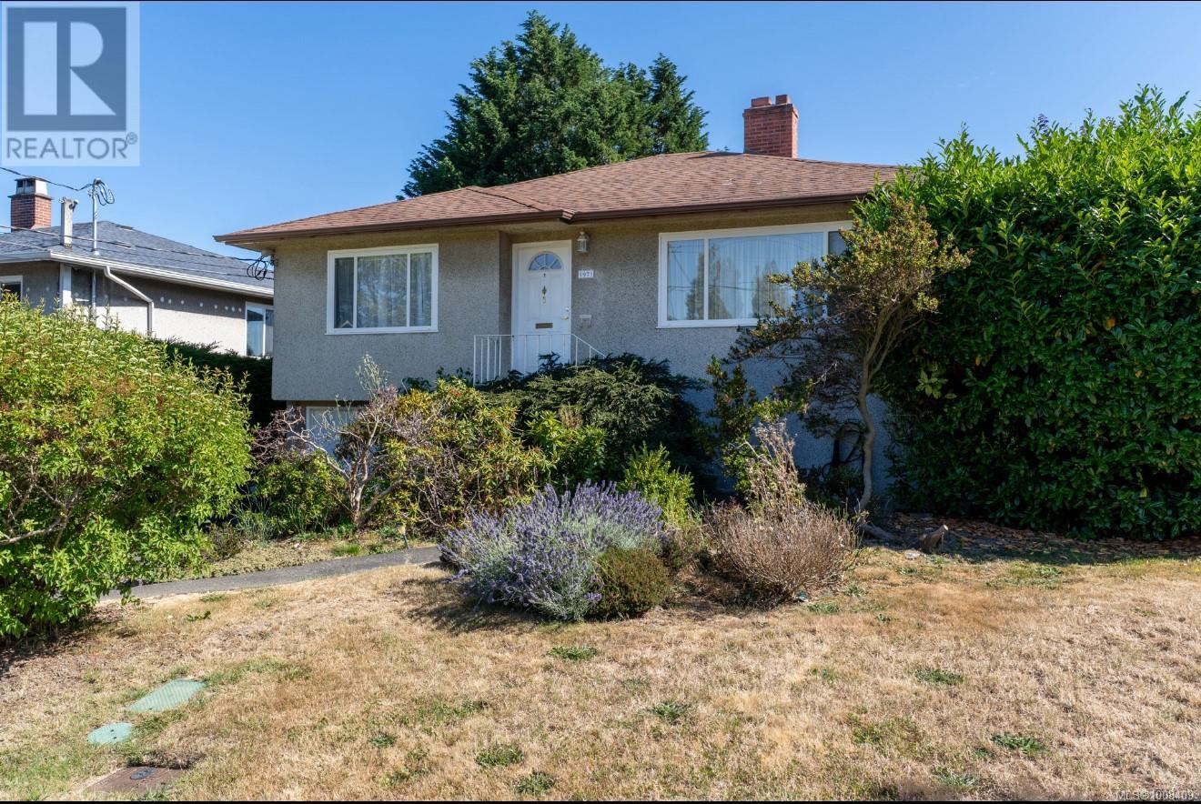 1971 Carnarvon St, Saanich, BC V8R 2T9