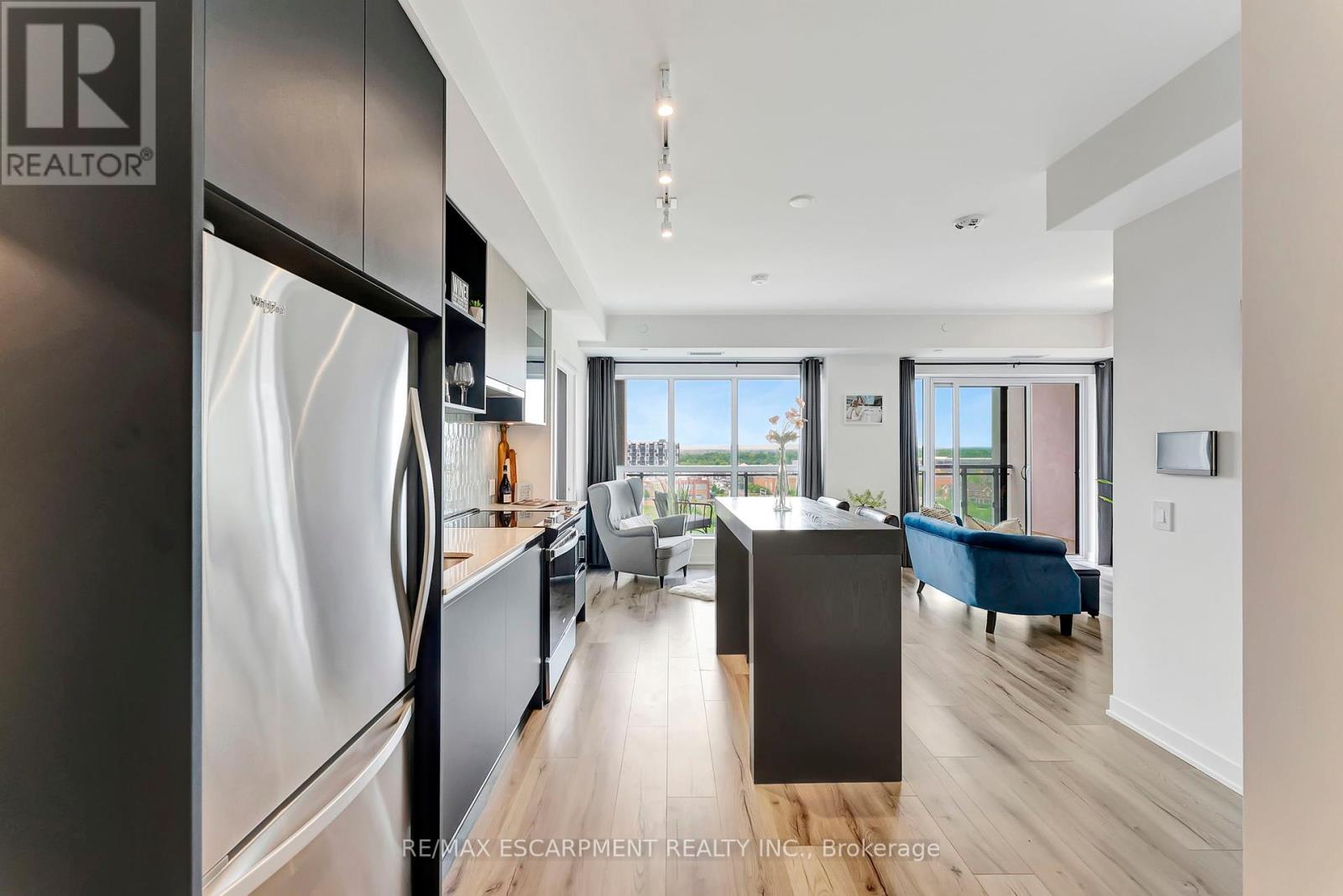 702 405 Dundas St W, Oakville, ON L6M 5P9
