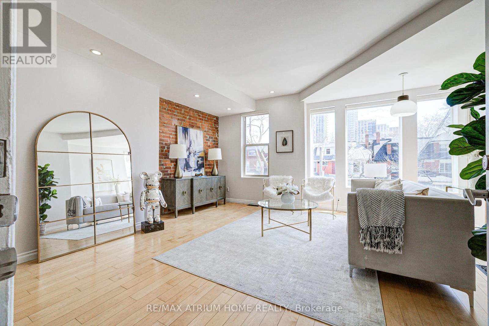 666 Euclid Ave, Toronto, ON M6G 2T7