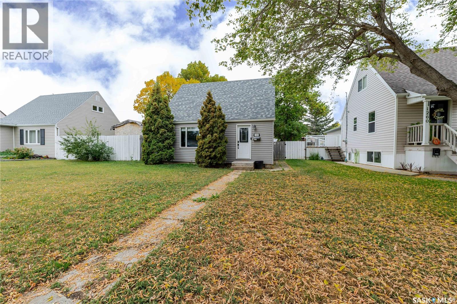 1252 4 Avenue Northeast, Moose Jaw, SK S6H 1J5