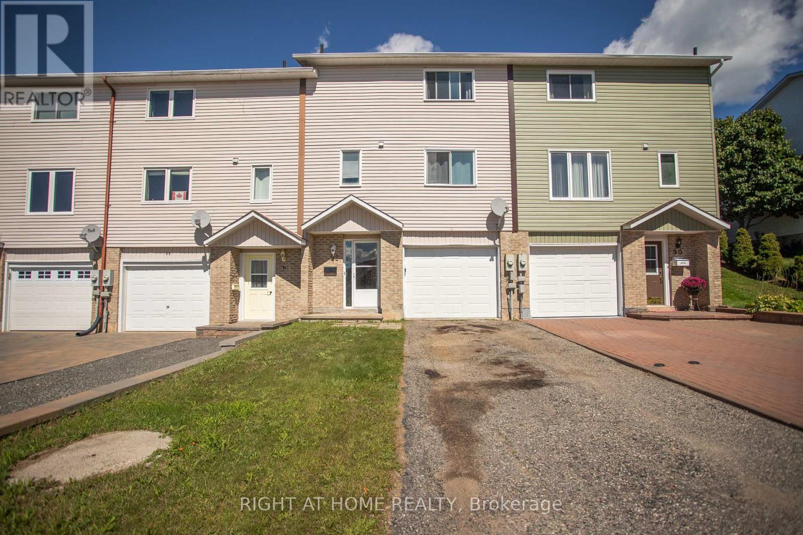 92 Farquhar Pl, Elliot Lake, ON P5A 3H9