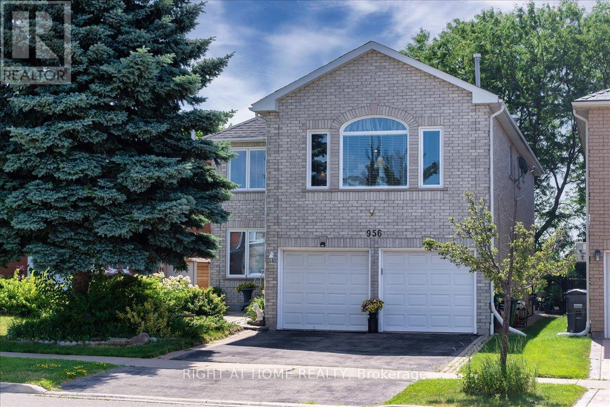 956 Winterton Way, Mississauga, ON L5V 1Z4