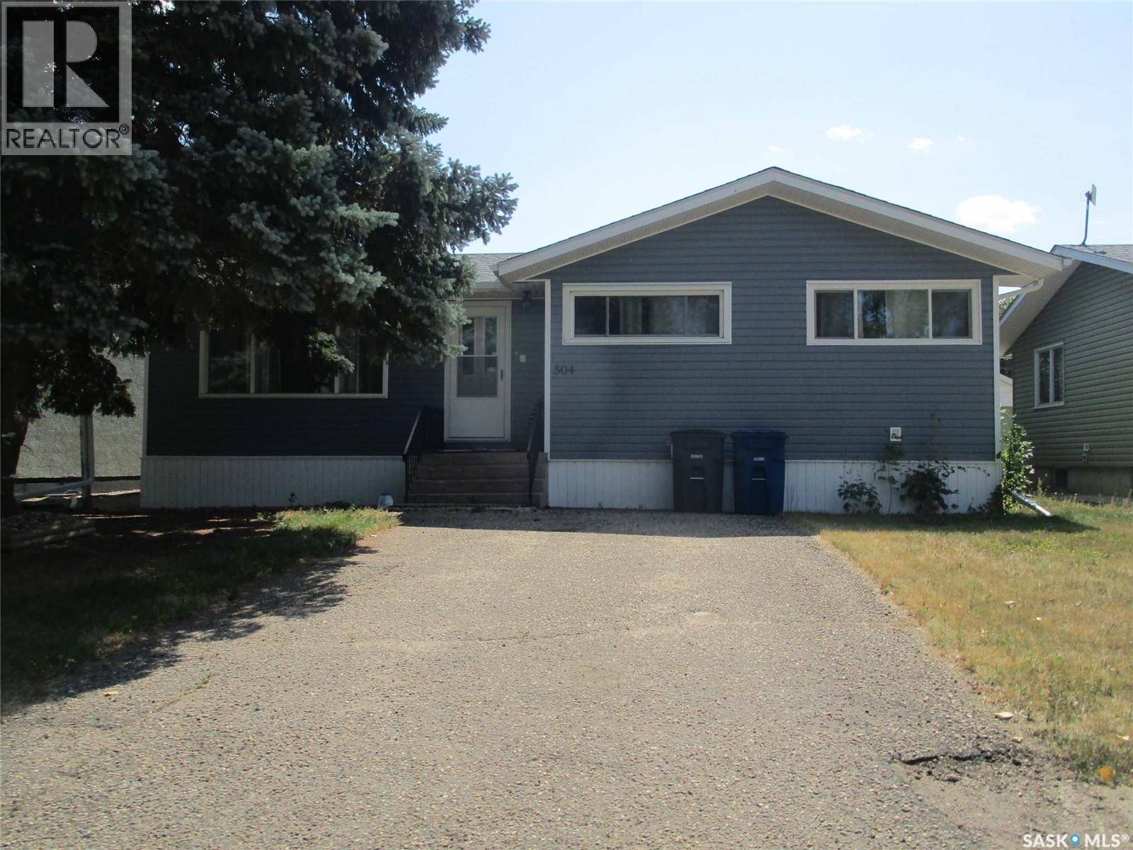 504 4th Avenue East, Assiniboia, SK S0H 0B0