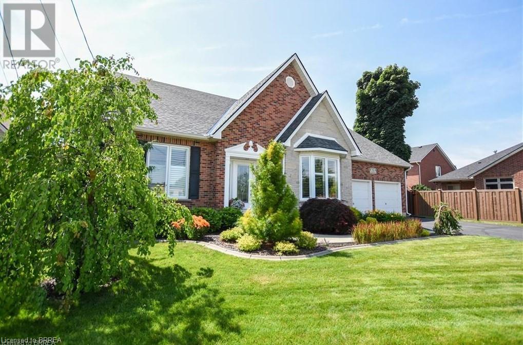 51 Queensway Dr, Brantford, ON N3R 7H2