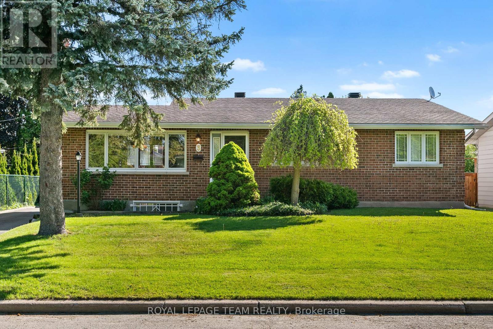 3 Millbrook Cres, Ottawa, ON K2E 5B6