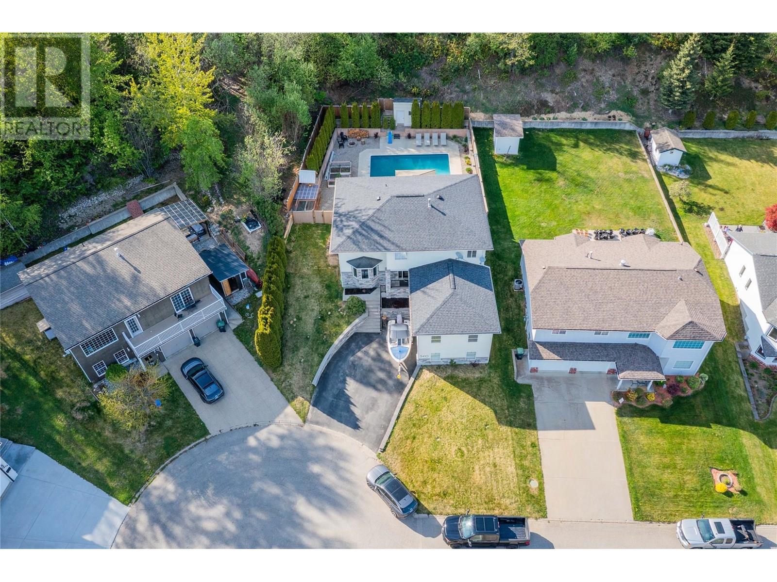 3410 Windsor Pl, Castlegar, BC V1N 4E2