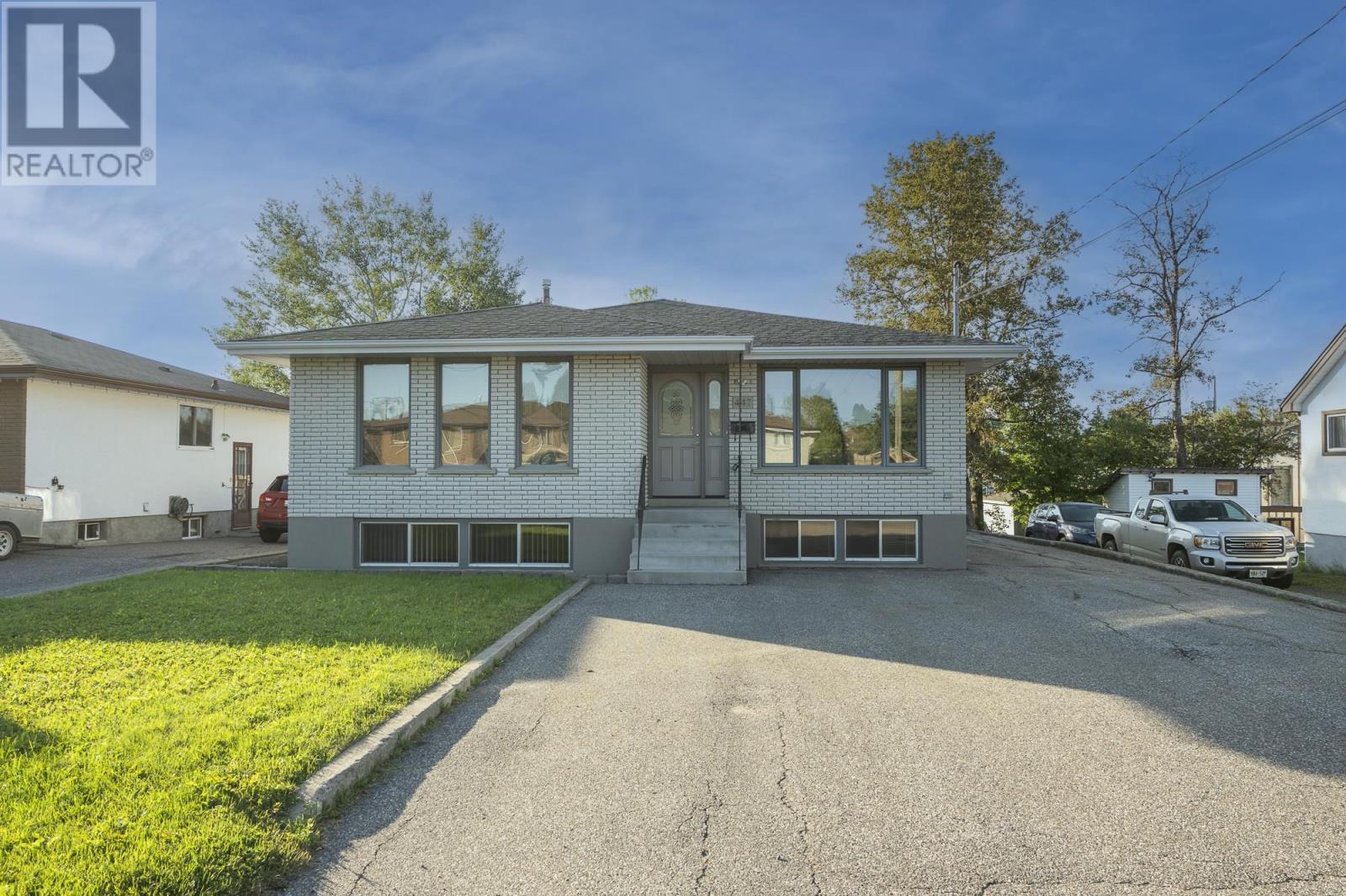 447 Dublin Ave, Thunder Bay, ON P7B 5A1