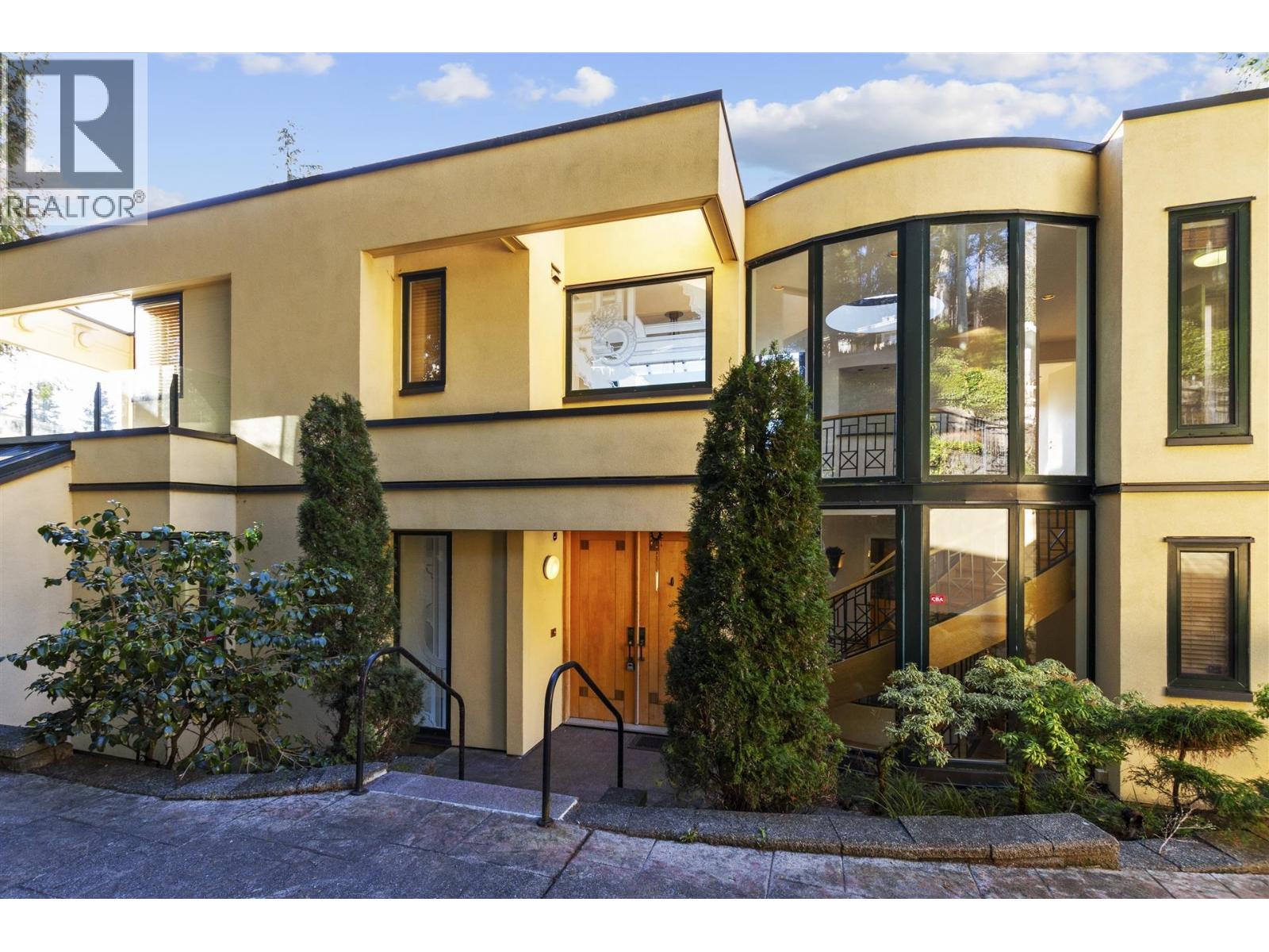 2780 Rosebery Ave, West Vancouver, BC V7V 3A2