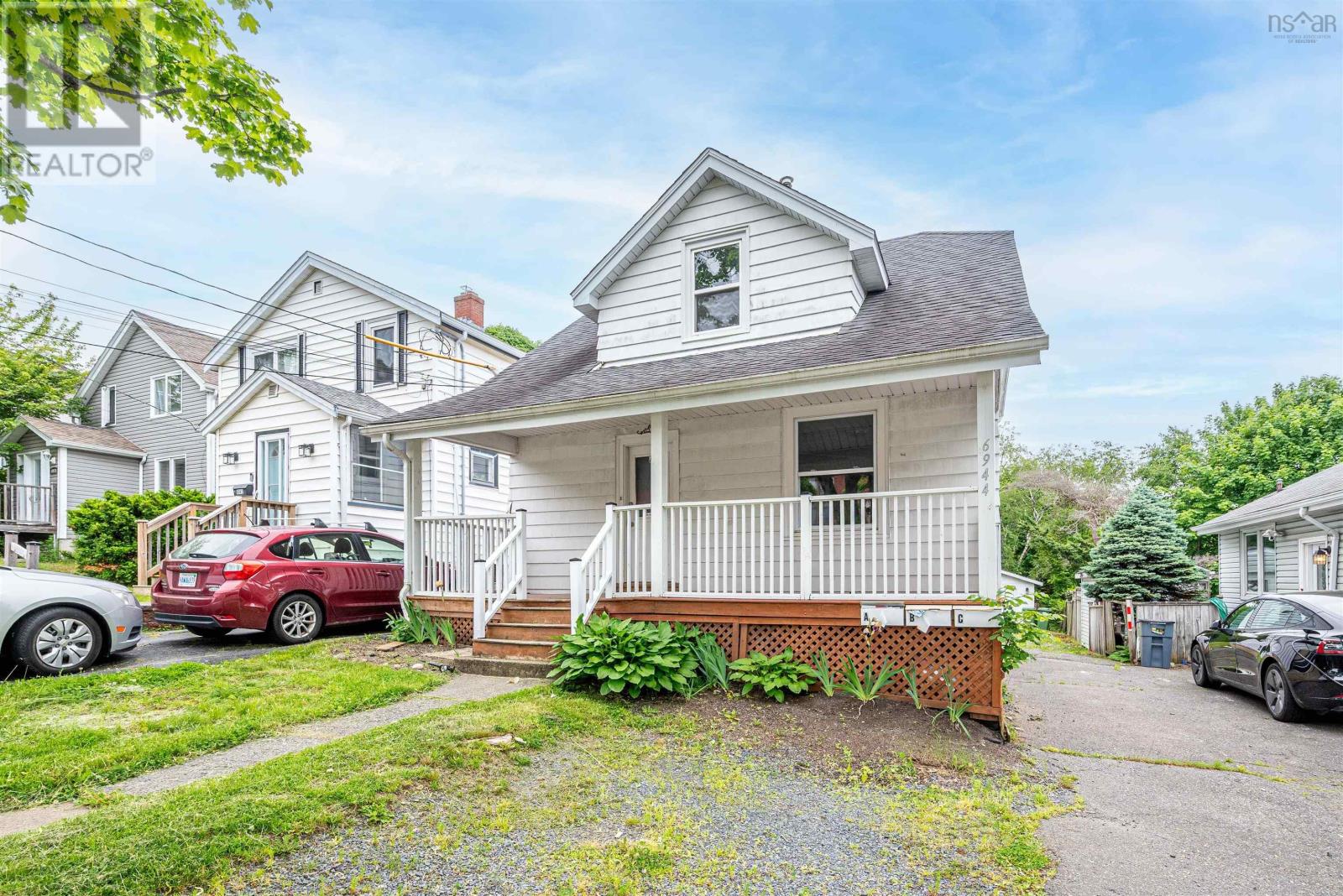 6944 Leppert St, Halifax, NS B3L 1N8