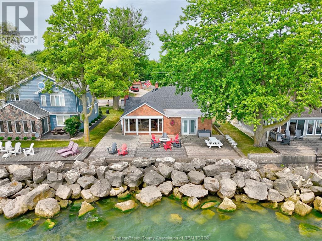 704 Point Pelee Dr, Leamington, ON N8H 3V4