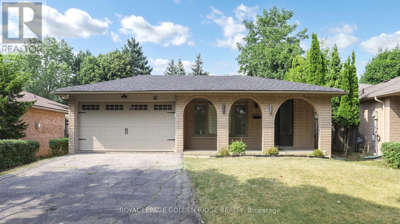 42 Castle Harbour Ln, Markham, ON L3T 3A2
