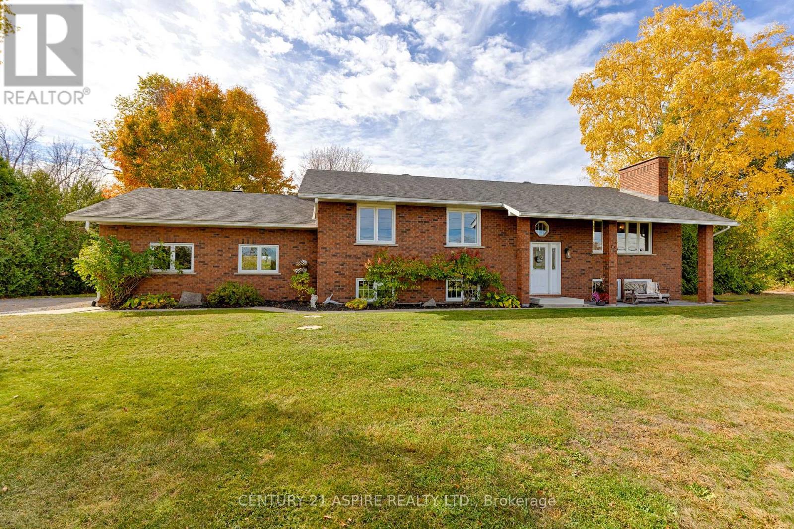 75 Pembroke St E, Whitewater Region, ON K0J 1K0