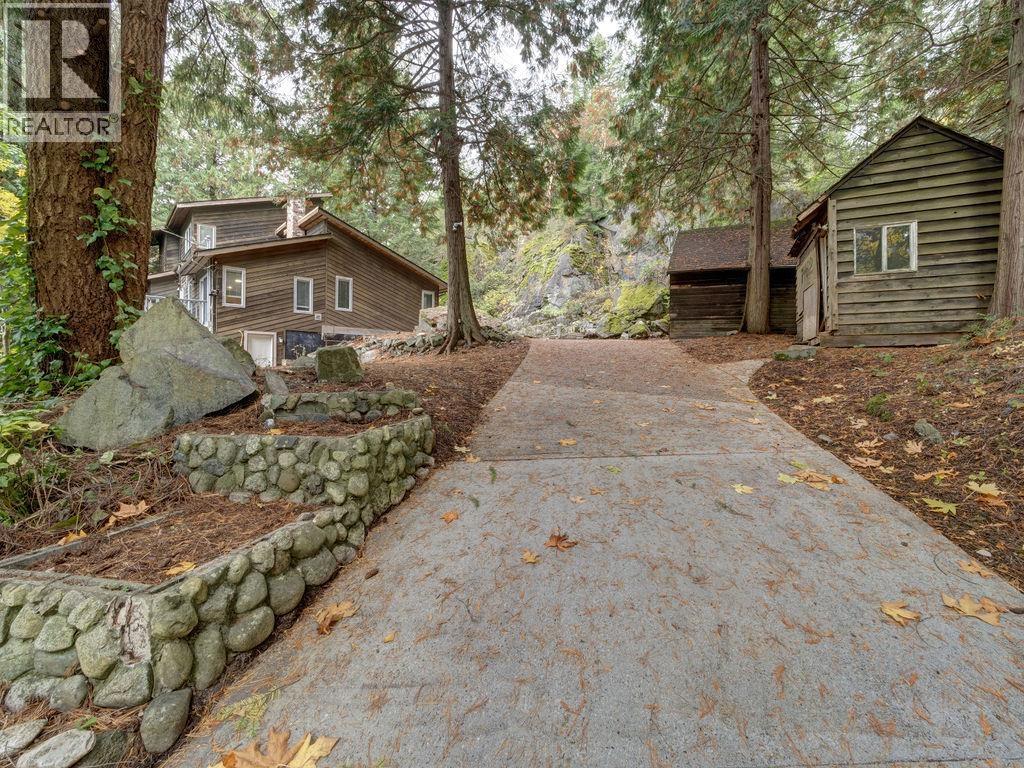 7462 Redrooffs Rd, Halfmoon Bay, BC V7Z 1C3
