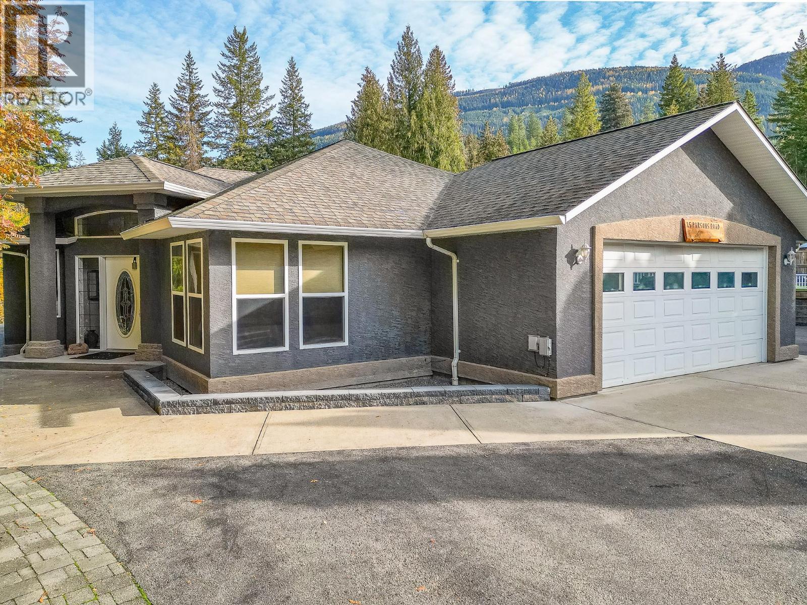 15 Parsons Rd, Mara, BC V0E 2K0