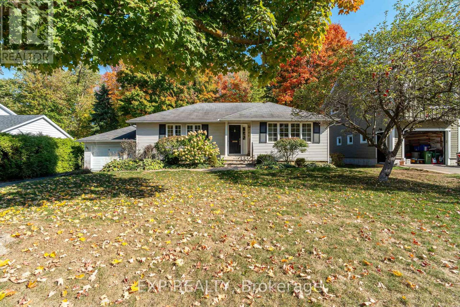 504 Thessaly Cir, Ottawa, ON K1H 5W5