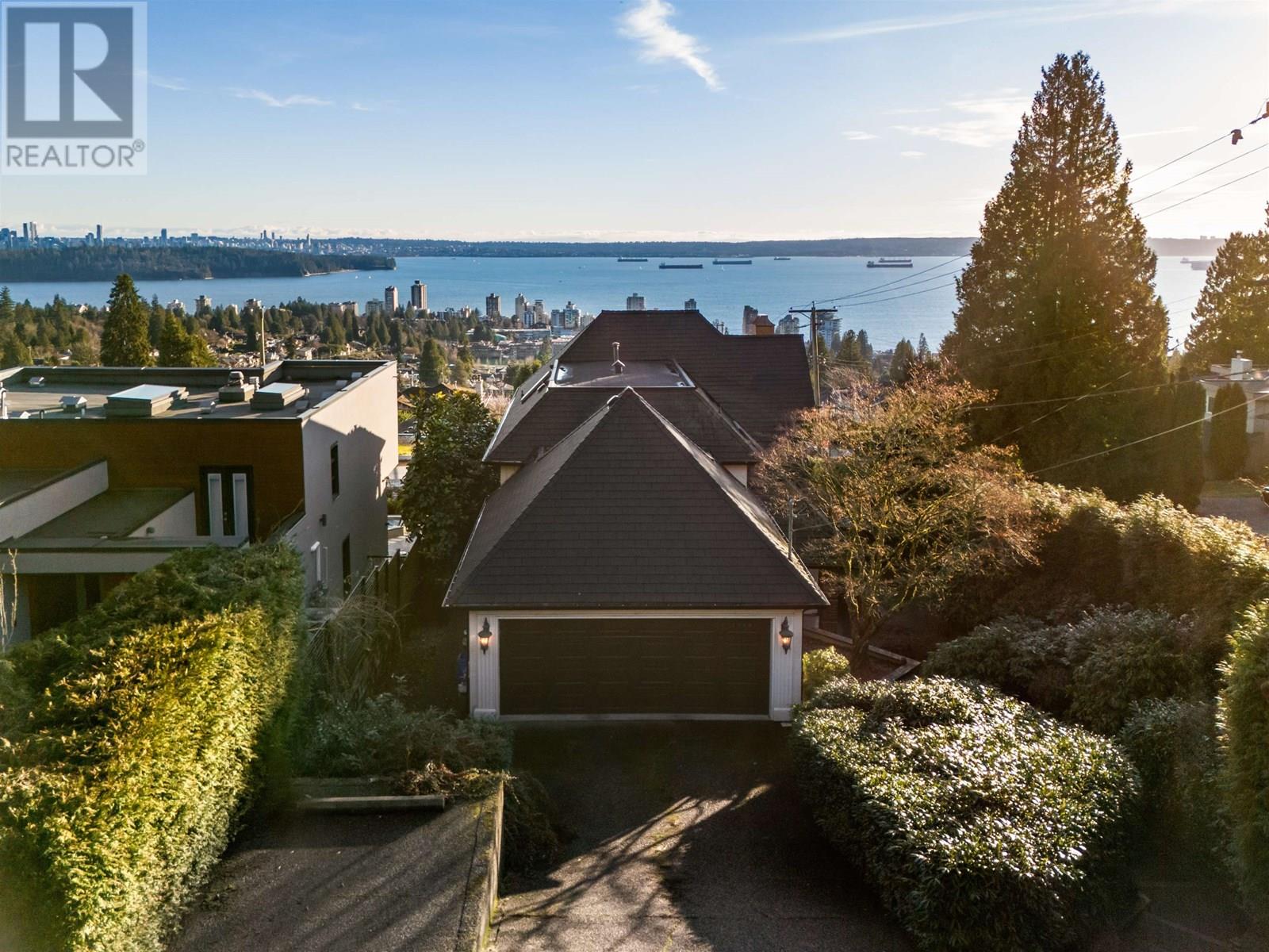 2198 Rosebery Ave, West Vancouver, BC V7V 2Z7