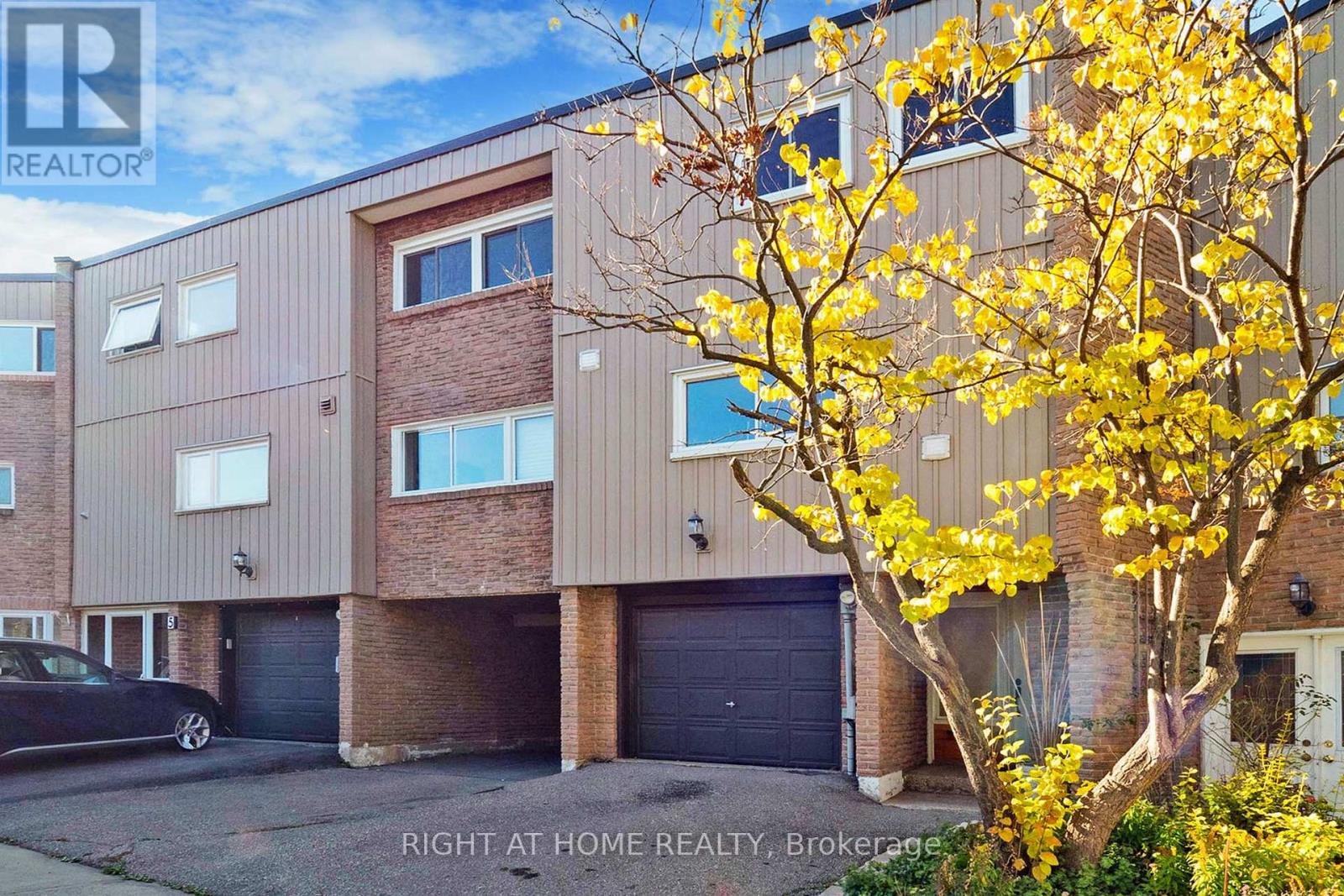 6 400 Bloor St, Mississauga, ON L5A 3M8