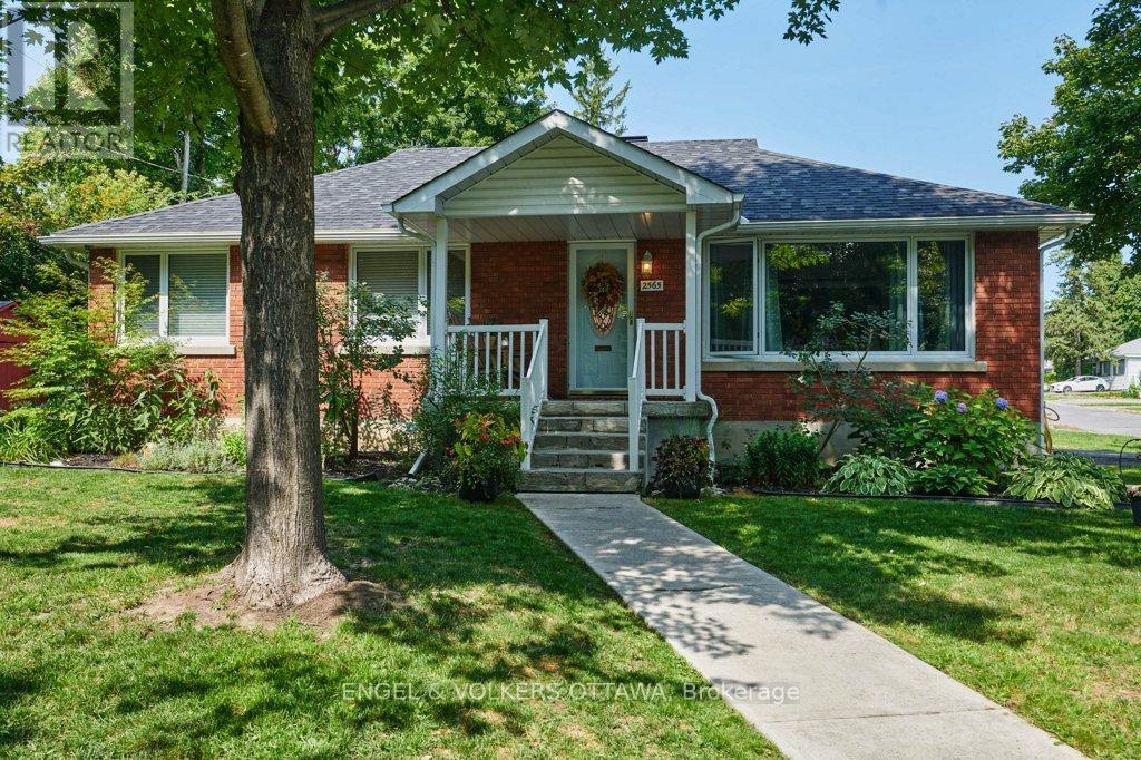 2565 Elmhurst St, Ottawa, ON K2B 7N2
