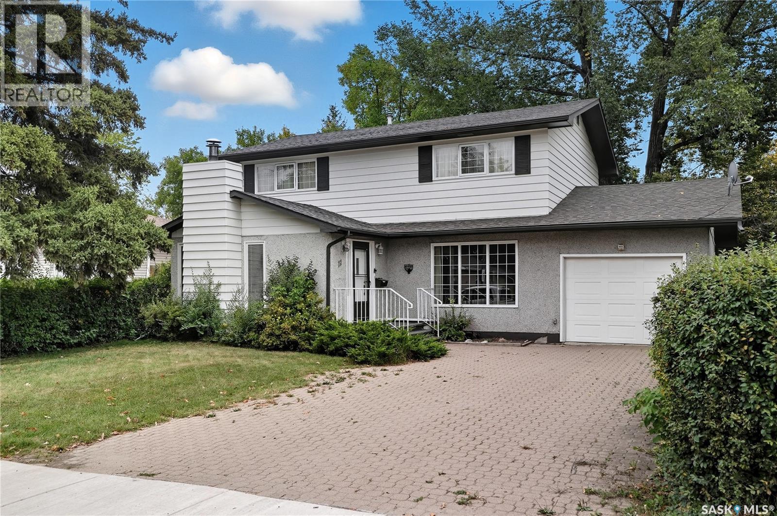 11 Moxon Cres, Saskatoon, SK S7H 3B8