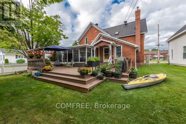 256 And 256b Flora St #a, Carleton Place, ON K7C 3M4