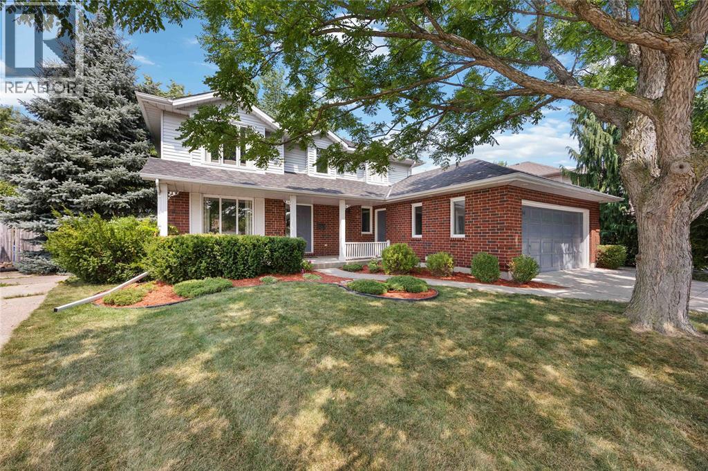 454 St Lawrence Ct, Sarnia, ON N7S 6E3