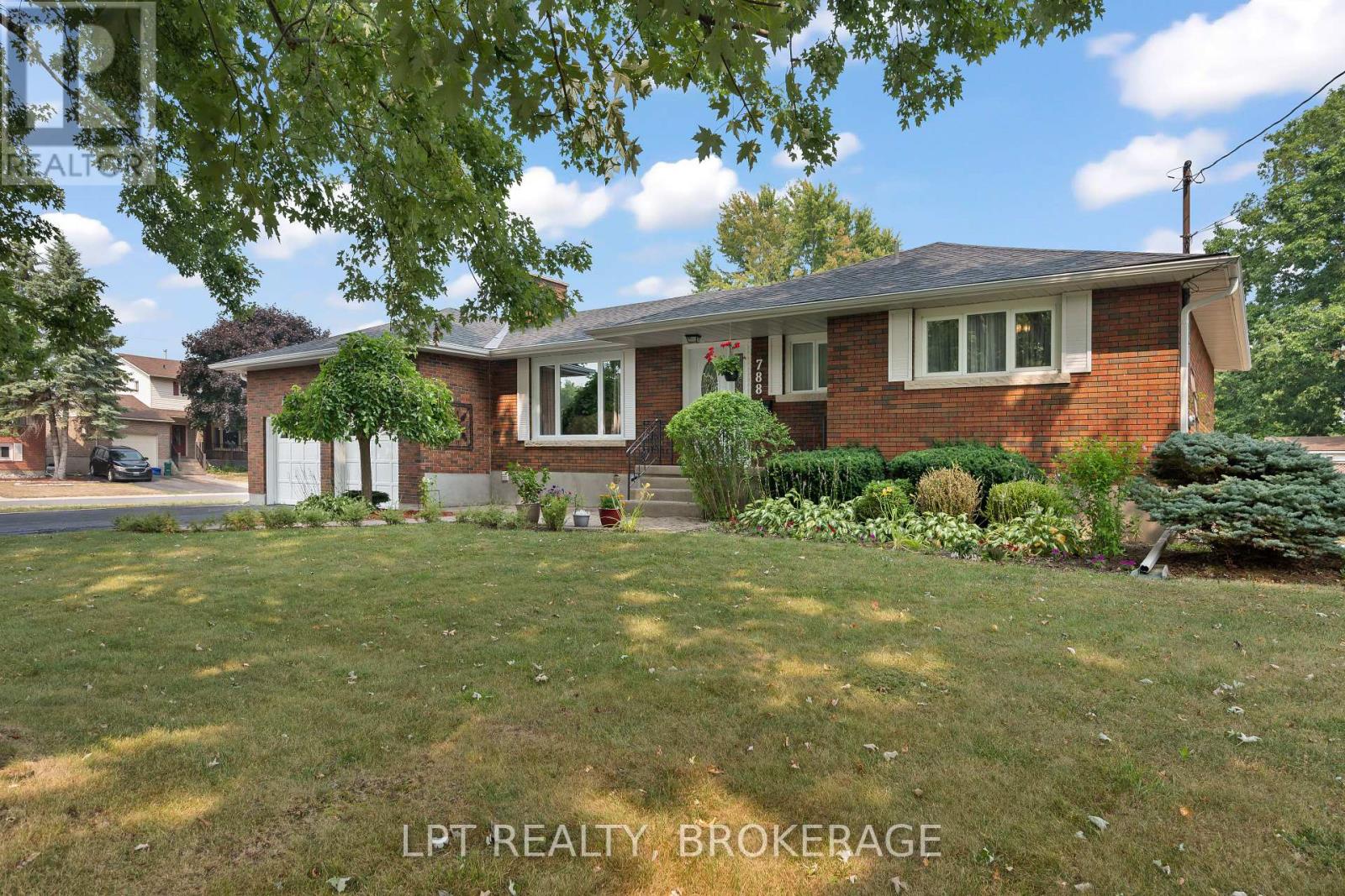 788 Meadowood Rd, Kingston, ON K7M 5G5