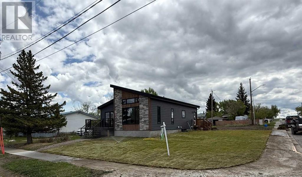 686 Lacombe St, Pincher Creek, AB T0K 1W0
