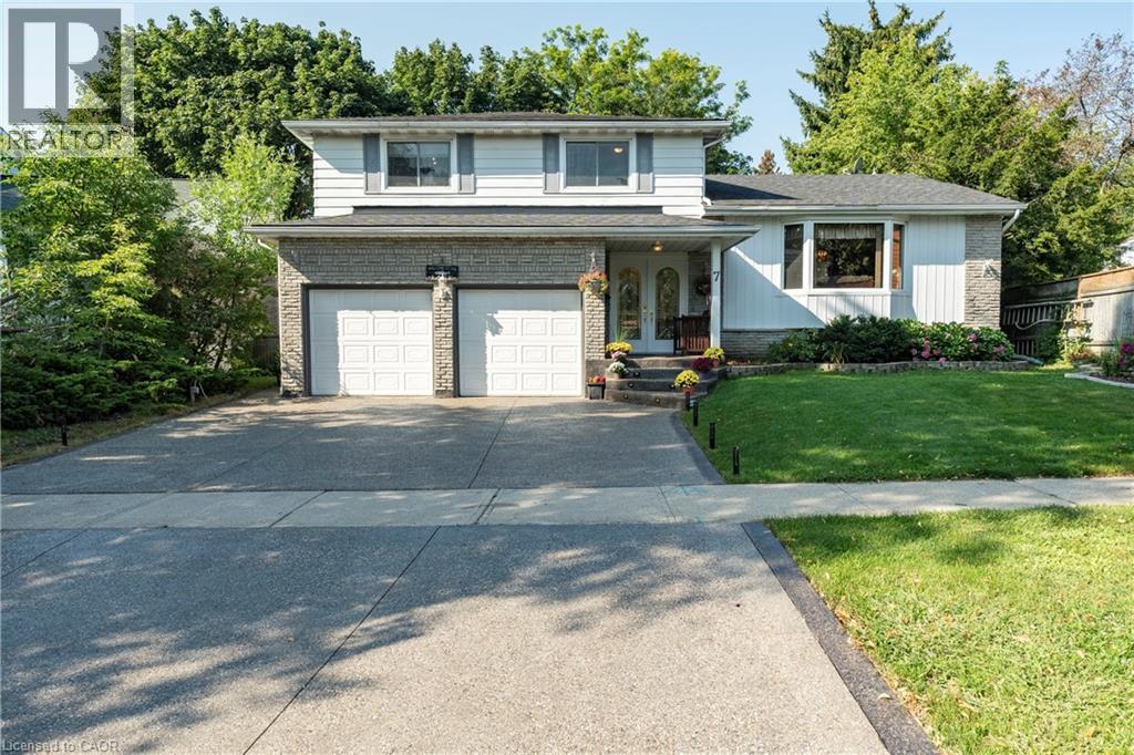 7 Meadowbrook Dr, Kitchener, ON N2N 1E5