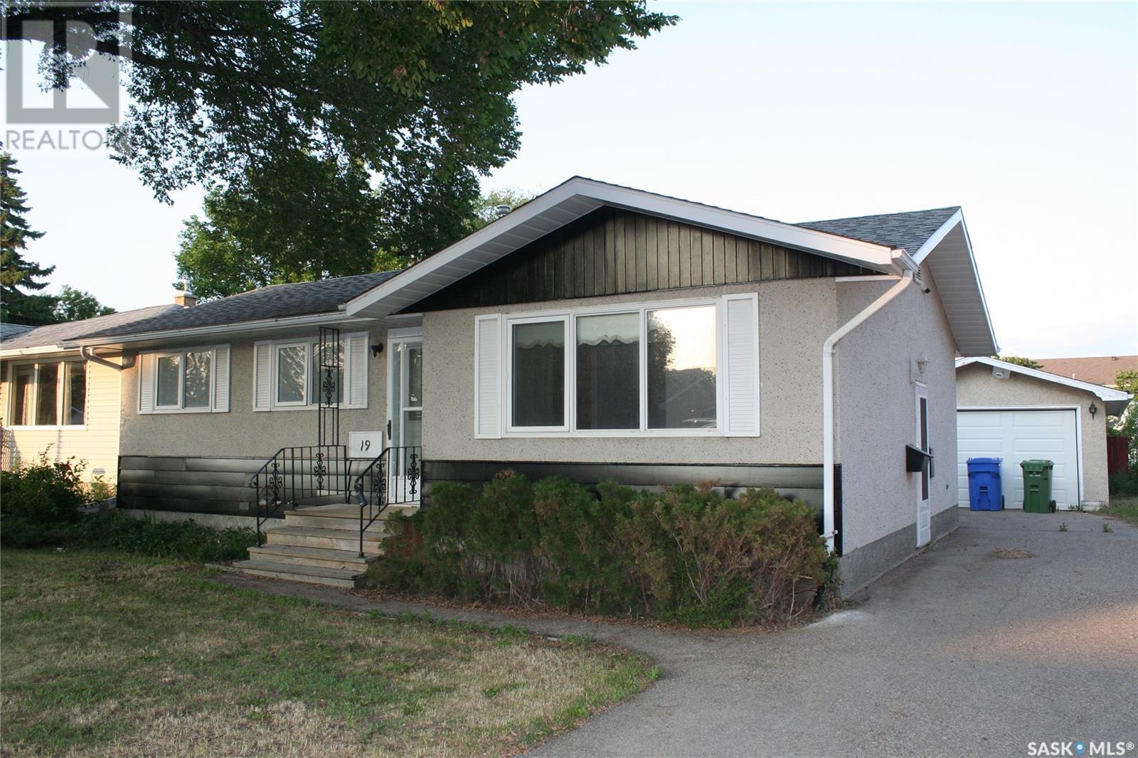 19 Merlin Cres, Regina, SK S4R 3E7