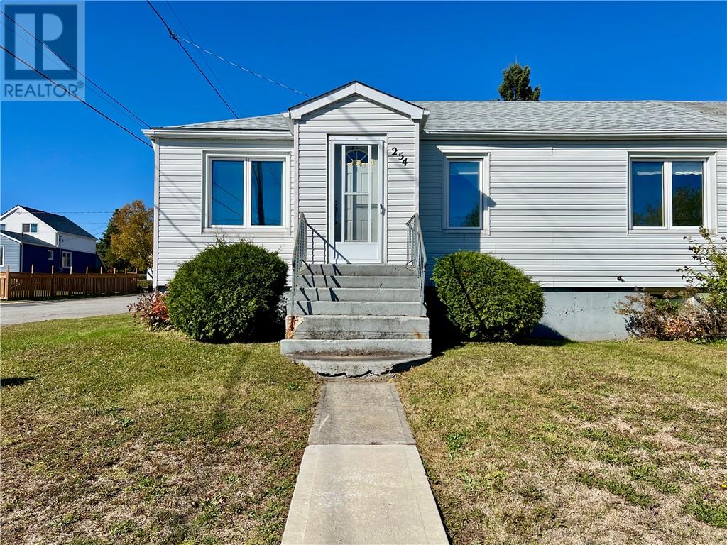 254 Tenth Ave, Lively, ON P3Y 1M6