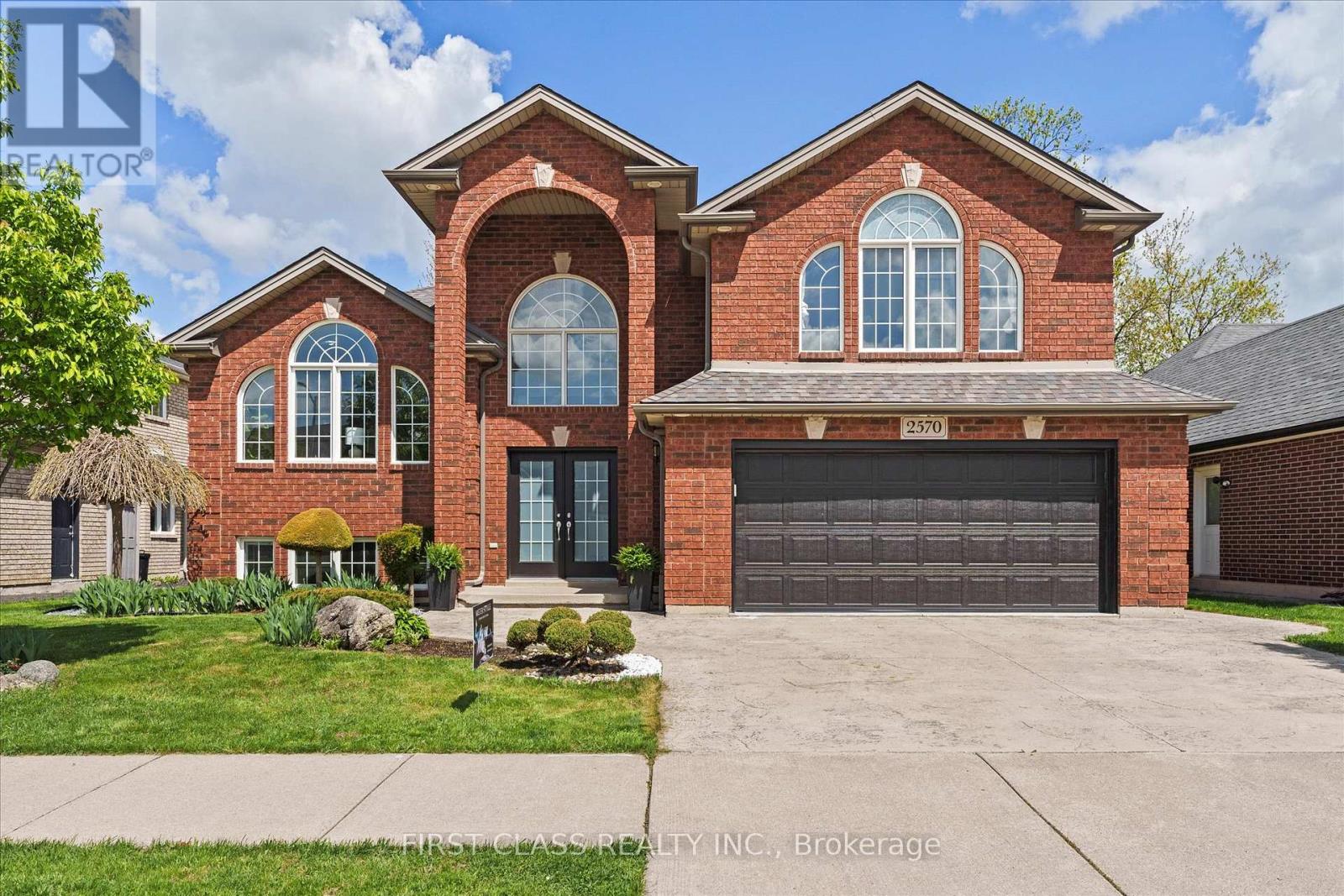 2570 Skinner St, Lasalle, ON N9H 2R6