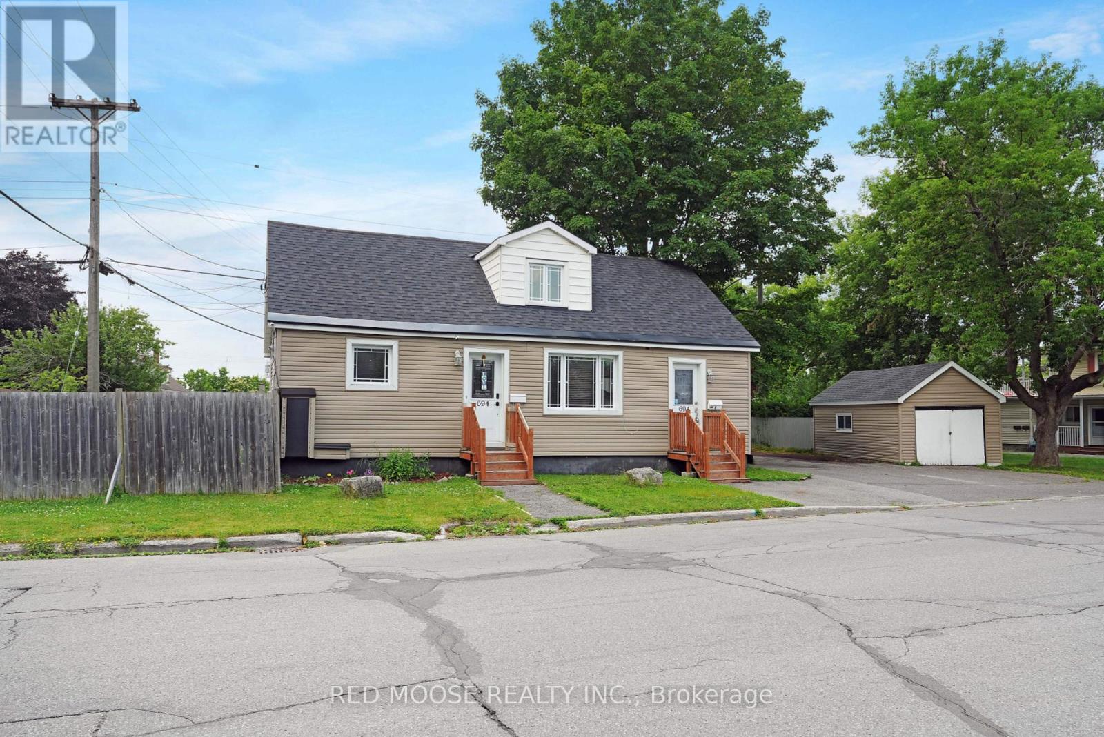 694 De Leglise St, Ottawa, ON K1K 3K2