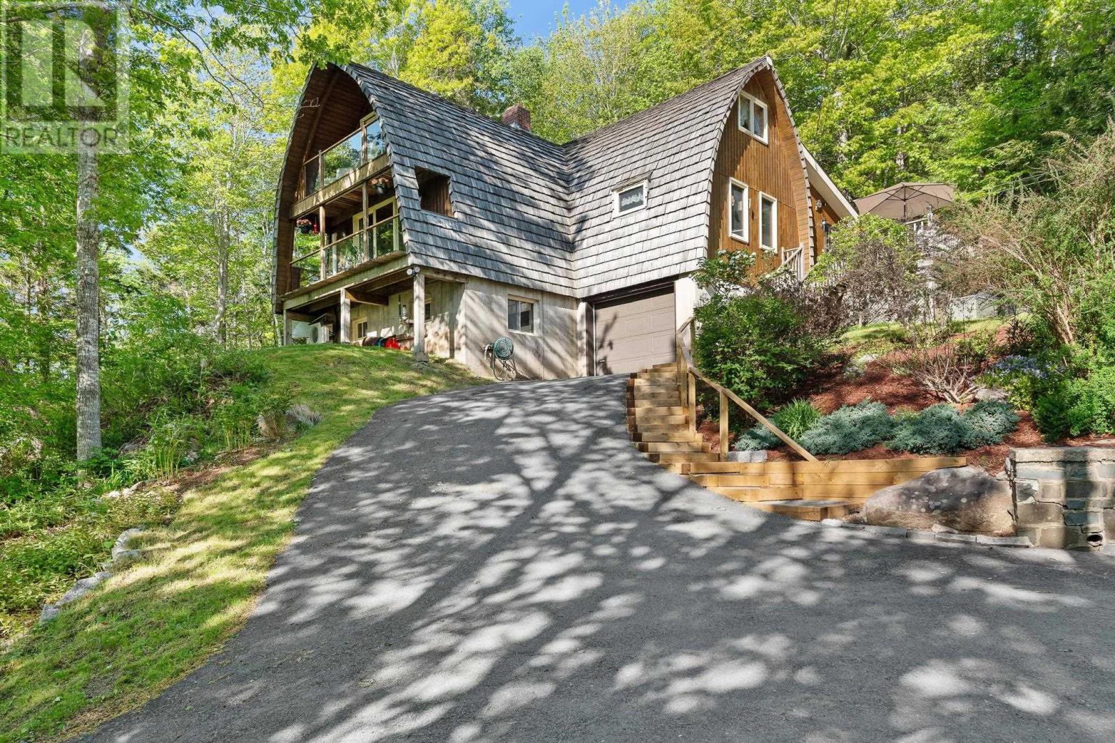 412 Lockview Rd, Fall River, NS B2T 1J1