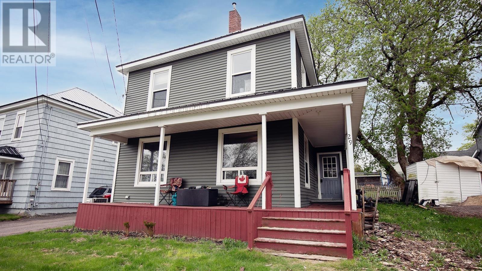 29 Wellington St, Amherst, NS B4H 2J4