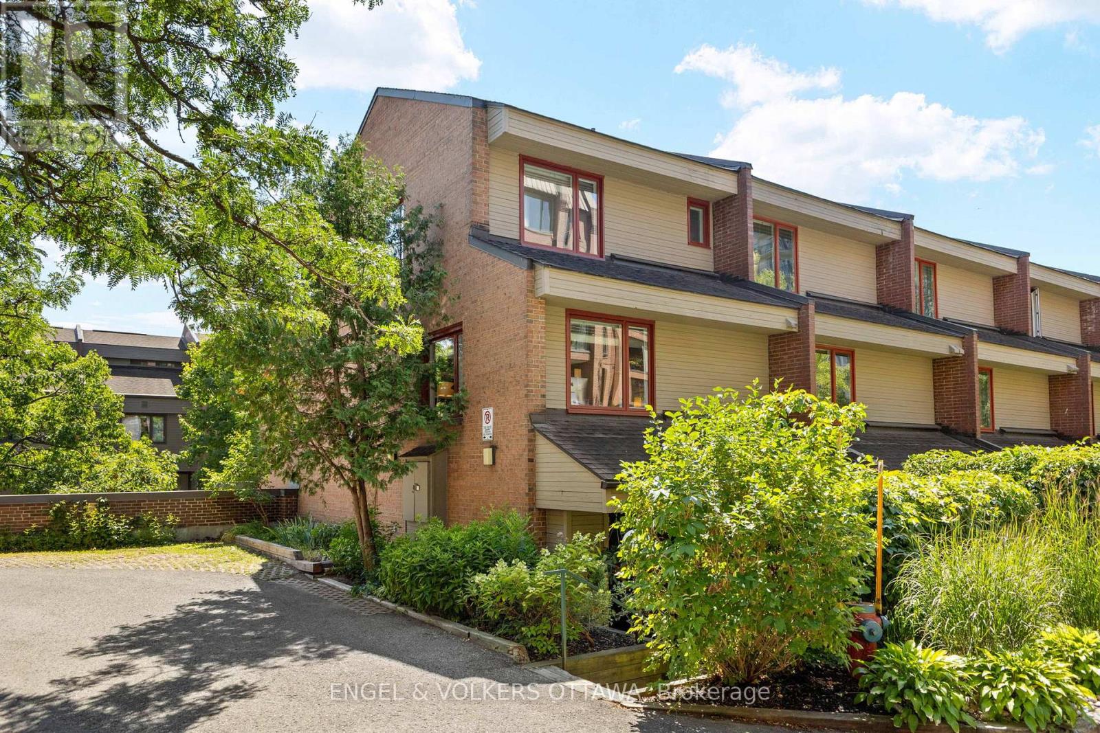 1 125 Springfield Rd, Ottawa, ON K1M 1C5
