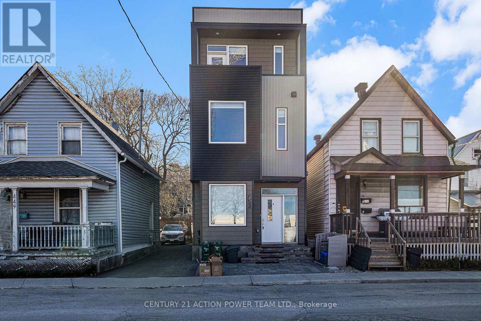 453 Booth St, Ottawa, ON K1R 7K9