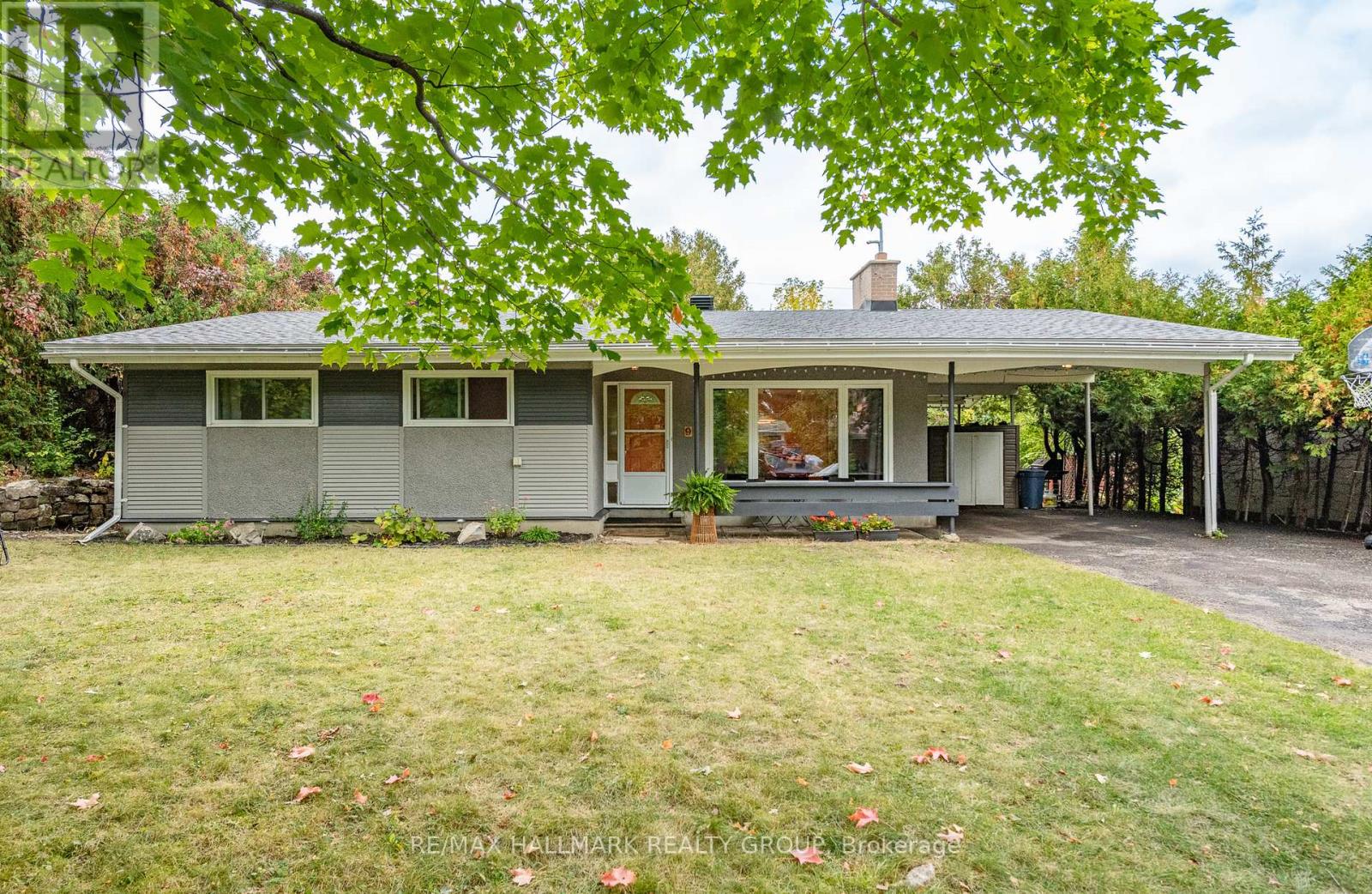 9 Newbury Ave, Ottawa, ON K2E 6K7