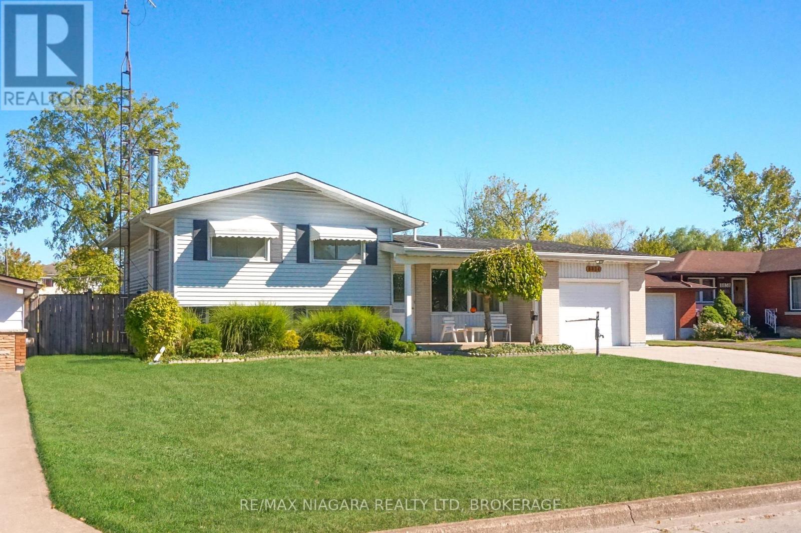 8824 Champlain Dr, Niagara Falls, ON L2G 6Y6