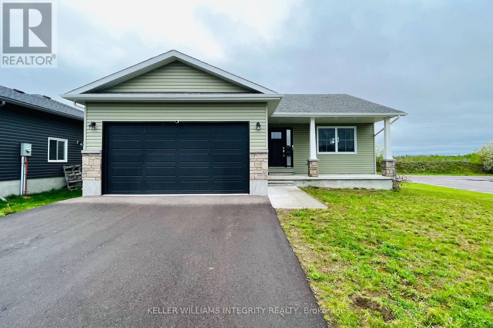 20 Terrance Dr, Petawawa, ON K8H 2W8